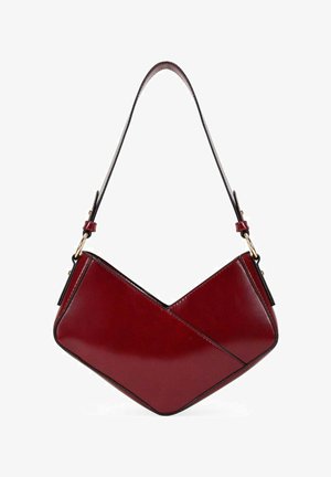 Bolso de hombro de cuero rojo con un diseño geométrico en forma de V y una correa ajustable con herrajes en tono dorado.