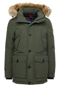 Parka vert olive avec capuche en fausse fourrure, boutons sur le devant, quatre poches et finition texturée douce. Conçue pour la chaleur et la durabilité.