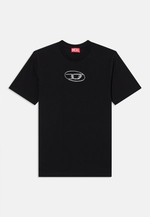 Melnā kokvilnas T-kreklā ar apaļu kakla izgriezumu un īsām piedurknēm. Līdztekus ir sudraba izšūta logo ovālā formā uz krūšu daļas.