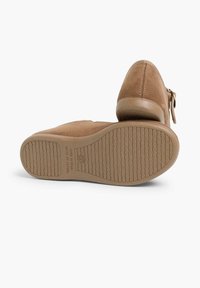 Pisamonas MERCEDITA BAMARA HEBILLA JAPONESA - Ballerine con cinturino - topo