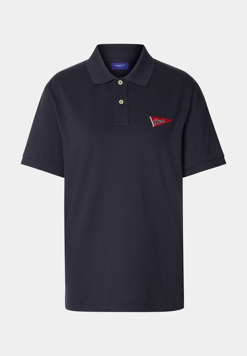 Polo de marina de manga corta, material de algodón, con un corte de tres botones y un logo bordado en rojo en el lado izquierdo del pecho.