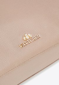 Jasno beżowa skórzana torba o teksturowanej powierzchni. Posiada złote logo "WITTCHEN" oraz subtelne akcenty w postaci przeszyć.