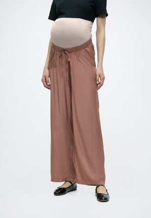 Παντελόνια εγκυμοσύνης με φαρδιά μπατζάκια από απαλό ύφασμα σε αποχρώσεις σκόνης ροζ, με ελαστική μέση και κορδόνι. Συνδυασμένα με μαύρο τοπ κοντομάνικο.