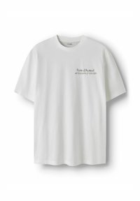 Maglietta bianca in cotone con collo rotondo e maniche corte. Sul davanti presenta testo nero con la scritta "Porte d'Auteuil" e coordinate geografiche.