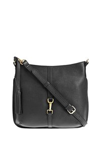 Sac en cuir noir texturé à bandoulière ajustable, matériel doré, et pampille décorative sur le côté.