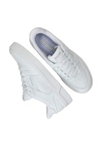 Sneakers atletici bianchi con tomaia in pelle liscia, suola in gomma testurizzata, design con lacci e caratteristica slip-on. Logo del brand visibile sulla linguetta.