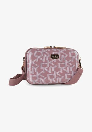 Bolso DKNY con estampado geométrico en tonos rosas, acabado brillante, forma rectangular y correa de hombro desmontable. Acento con logo en tono dorado.