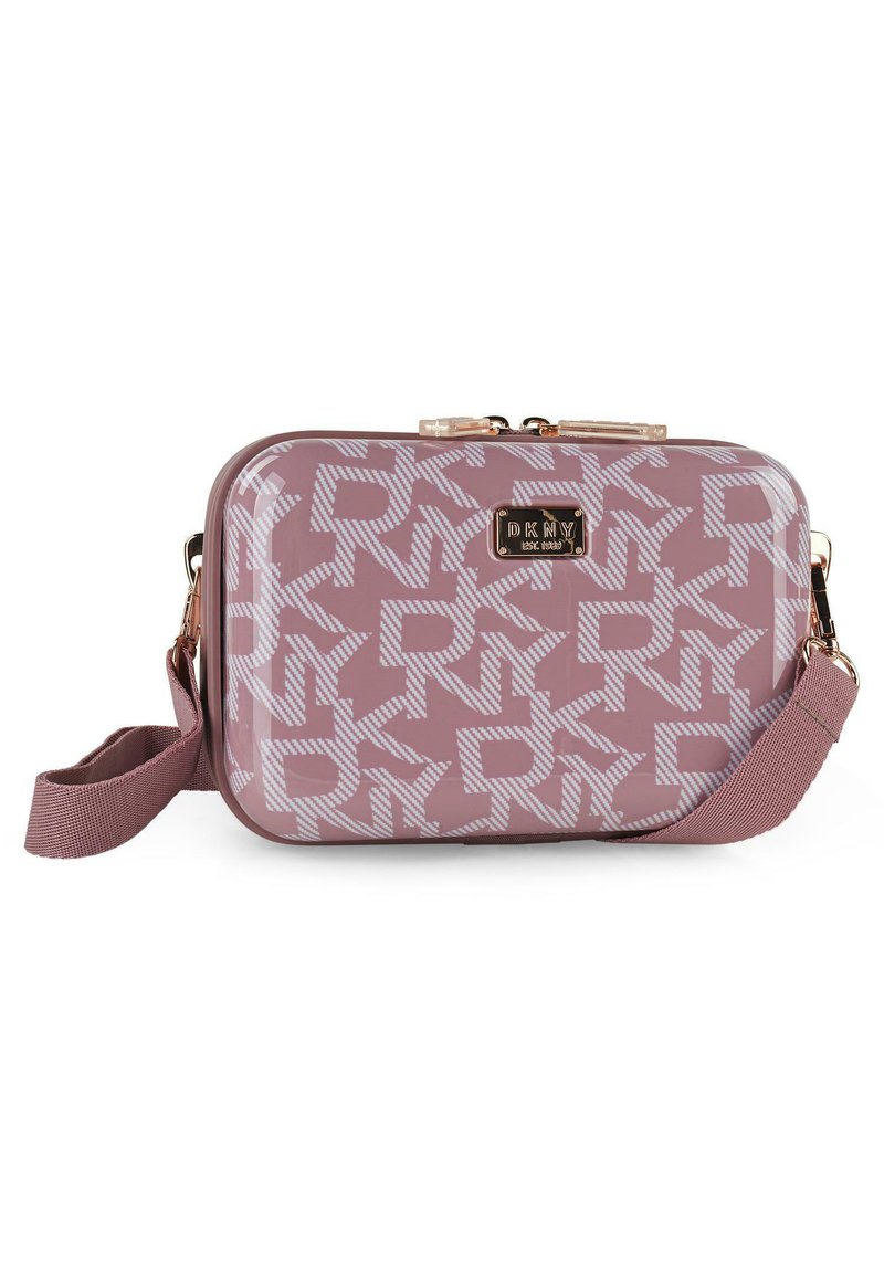 Bolso DKNY con estampado geométrico en tonos rosas, acabado brillante, forma rectangular y correa de hombro desmontable. Acento con logo en tono dorado.