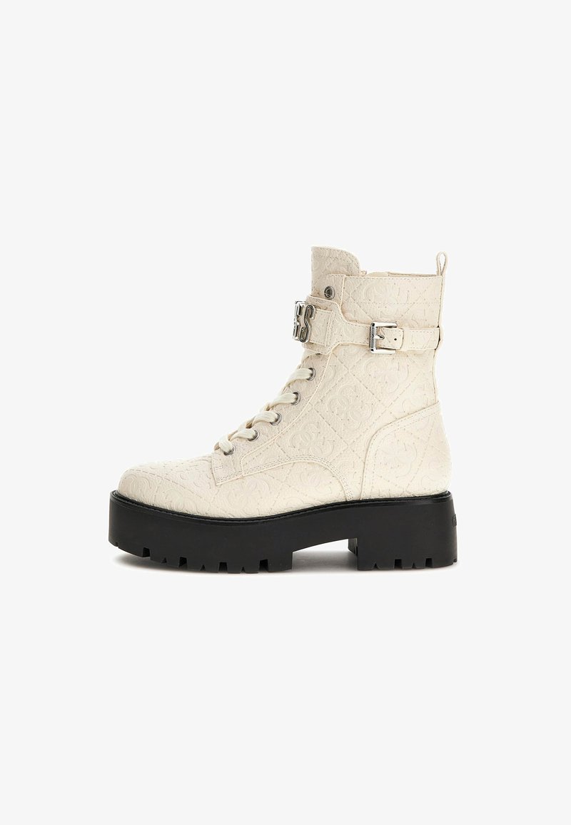 Stivaletti bianchi alla caviglia in materiale testurizzato con cinturino con fibbia, punta rotonda e suola nera spessa con profonde scanalature. Design con lacci.