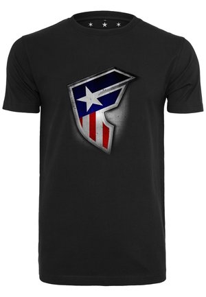 Czarna koszulka z stylizowanym logo tarczy z białą gwiazdą na niebieskim tle i trzema czerwonymi pionowymi paskami na srebrnym tle.