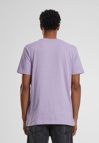 Mister Tee SPECIAL DELIVERY TEE - Marškinėliai su spaudiniu - lilac