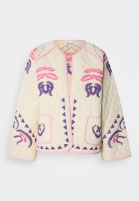 Quiltet jakke i krem med rosa og lilla broderte mønstre, med to frontlommer og rund hals med rosa piping.