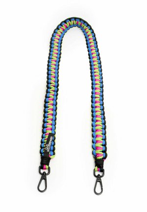 La laisse en paracorde colorée présente des motifs tissés bleus, verts, roses et noirs, avec des clips en métal à chaque extrémité pour des fixations sécurisées.