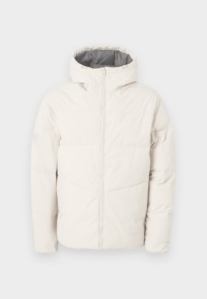 Chaqueta acolchada en beige claro con cremallera frontal y capucha. Presenta costuras horizontales, una textura suave y puños elásticos.