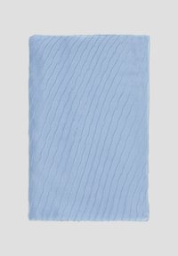 Tissu texturé bleu clair avec des lignes ondulées. Matériau doux, forme rectangulaire, surface lisse, mettant en valeur de subtiles variations tonales.