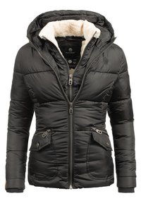 Zwarte pufferjack met een afneembare capuchon, fleece-voering bij de kraag, ritssluiting aan de voorkant, twee voorzakken en een gietstructuur.