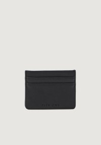 Porta-cartões preto feito de material suave, apresentando múltiplos slots para cartões e texto em relevo na frente. Design retangular simples.