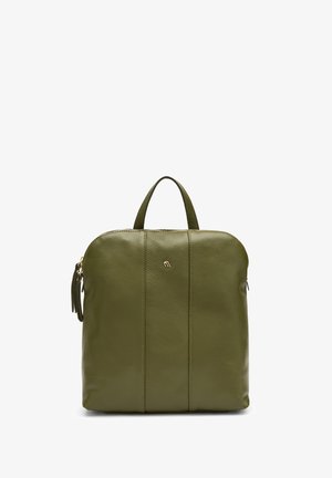 Zaino in pelle verde con una texture liscia, forma arrotondata, manico superiore e chiusura a zip. Presenta delicati dettagli in metallo dorato.