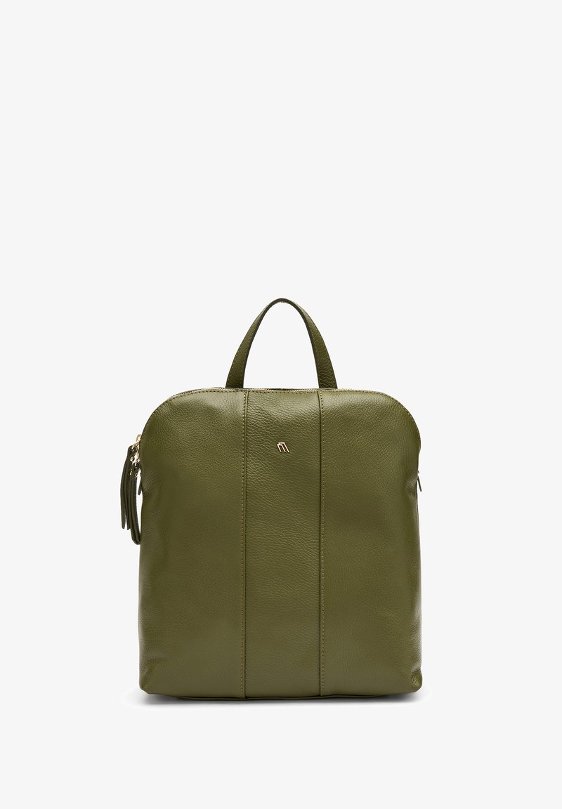 Zaino in pelle verde con una texture liscia, forma arrotondata, manico superiore e chiusura a zip. Presenta delicati dettagli in metallo dorato.