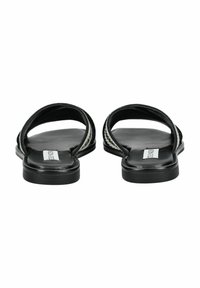 Sandales plates noires avec deux brides courbées. Semelle noire lisse avec un léger éclat. Design minimaliste, sans embellissements ni motifs visibles.