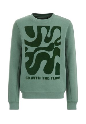 Groene crewneck trui met abstracte donkere groene vormen en de tekst "GO WITH THE FLOW" op de voorkant.