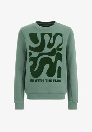 Zielona bluza z okrągłym dekoltem z abstrakcyjnymi ciemnozielonymi kształtami i napisem "GO WITH THE FLOW" na przodzie.
