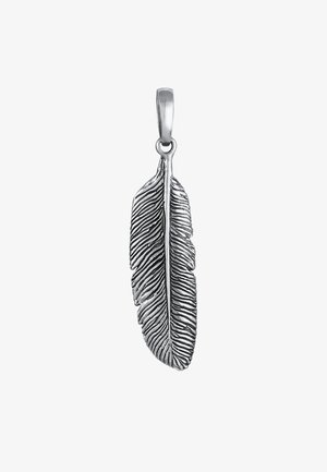 Pendentif en argent en forme de plume avec des textures détaillées, une forme allongée et une boucle pour l'attache. La finition lisse met en valeur le design complexe.