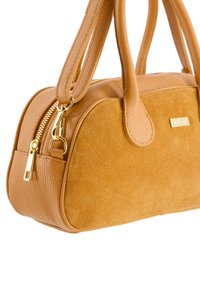 Braune Handtasche aus strukturiertem Leder und Wildleder, mit einem Reißverschluss, zwei Griffen und einem goldfarbigen Hardware-Akzent.