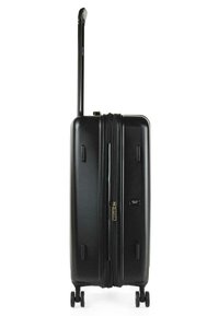 Maleta rígida negra con acabado texturizado, doble cremallera y mango extensible. Cuatro ruedas y asas laterales para facilitar la maniobrabilidad.