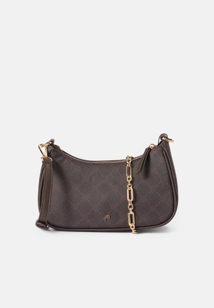 Bolso de hombro de cuero marrón con herrajes dorados. Presenta un acento de cadena y una superficie texturizada con un patrón de monograma sutil. Cierre con cremallera.