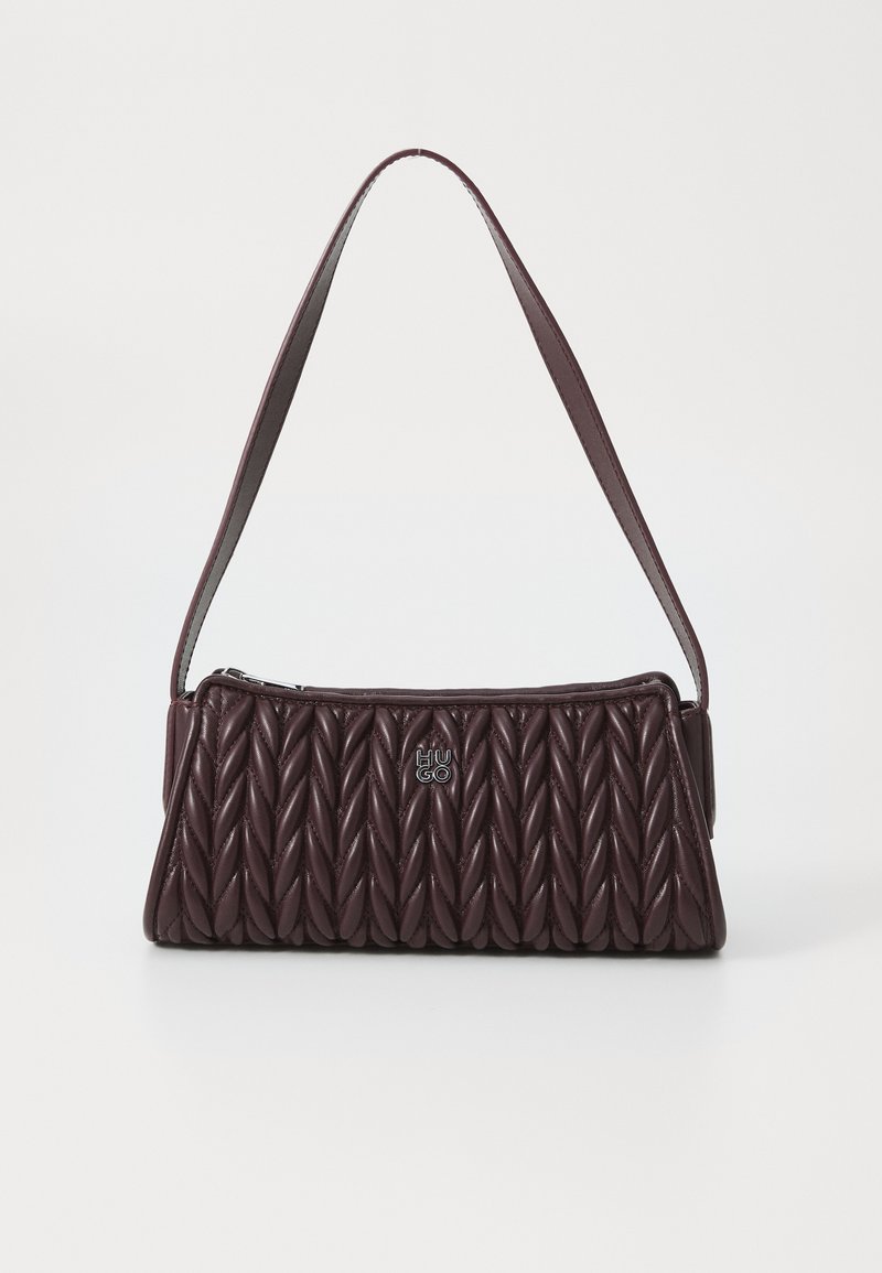Sac à main en cuir violet aubergine avec un design tissé, texture en cuir brillant, et une seule bandoulière. Présente un accent central avec le logo.