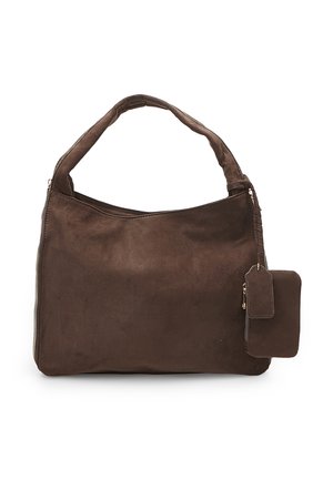 Borsa in suede marrone con un corpo ampio, texture morbida, chiusura con zip superiore e una piccola pochette staccabile attaccata da un cinturino.