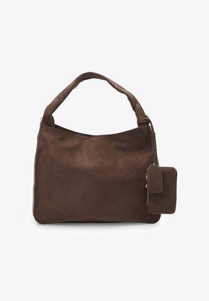 Brun suede håndtaske med en bred kropp, blød tekstur, top lynlås lukning og et aftageligt lille pengepung fastgjort med en rem.