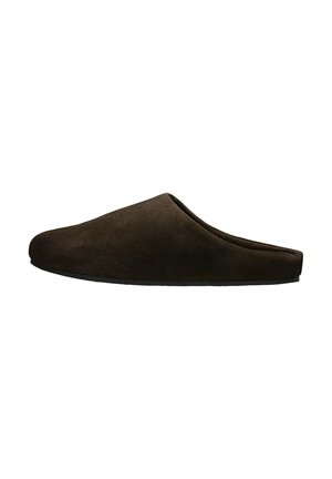 Pantoufle en suède marron à enfiler avec bout fermé et petit talon, conçue pour un usage intérieur.