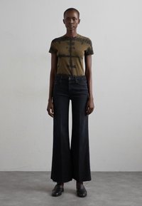 Mother THE ROLLER FRAY - Calças de ganga à boca de sino - dark blue