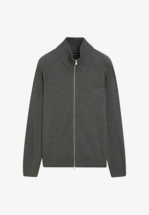 Grå cardigan med lynlås og høj krave, ribstrikkede skuldre og glat krop. Har en sølvfarvet lynlås og strikket tekstur.