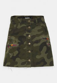 Saia de ganga camuflada com um corte ajustado, apresentando um fecho com botões, bolsos e detalhes florais bordados em cores vibrantes na parte da frente.