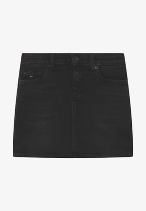 Czarna mini spódnica z denimu z szlufkami na pasek, przednimi kieszeniami, zapięciem na guziki oraz małym logo na przedniej prawej kieszeni.