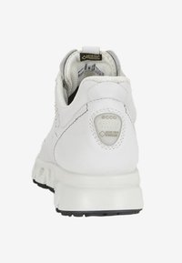Weiße Ecco-Sneaker mit Mesh-Obermaterial, dämpfender Sohle und GORE-TEX-Logoprint auf der Ferse. Sie haben eine glatte Textur und eine abgerundete Form.