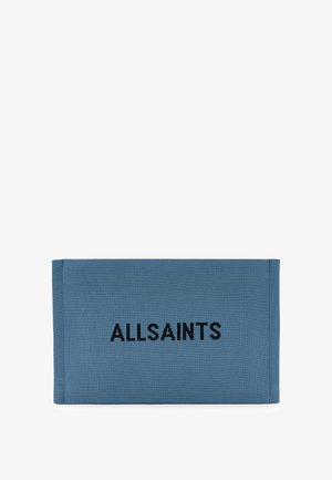 Blaues Canvas-Gepäckstück mit "ALLSAINTS" in Schwarz bestickt. Rechteckige Form mit flachem Design und sichtbaren Nähten entlang der Kanten.
