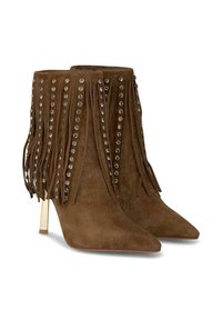 Bottines en daim marron avec des détails en frange et des clous en argent, dotées d'un bout pointu et d'un talon métallique élancé.