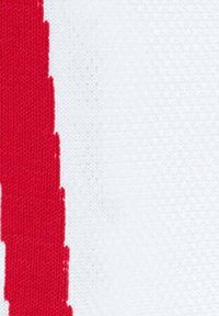 Tessuto in maglia con una bold striscia rossa su sfondo bianco, che presenta una superficie texturizzata con un motivo a maglia liscia.
