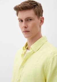 s.Oliver MIT BUTTON DOWN KRAGEN - Hemd - limettengrün
