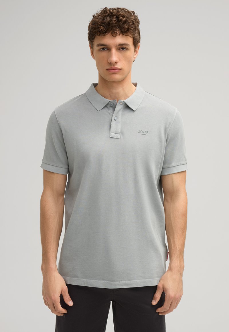 Lichtgrijs polo-shirt van een textuurstof, met een klassieke kraag, een placket met twee knopen en een klein geborduurd logo op de borst.