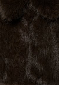 Tmavě hnědá měkká struktura srsti se subtilním přirozeným leskem a jemnými vlákny, rovnoměrně rozloženými po povrchu.