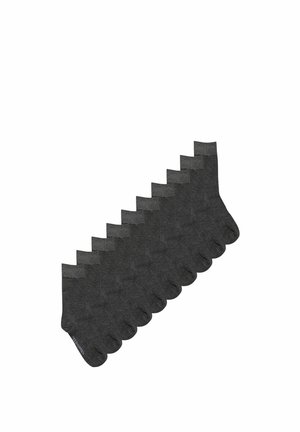 Desať párov tmavosivých ponožiek typu crew usporiadaných do diagonálneho radu na bielom pozadí.