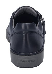 Schwarzer Lederschuh mit runder Zehenpartie, strukturiertem Absatz und sichtbaren Nähten. Verfügt über einen seitlichen Reißverschluss und eine Gummisohle mit Branding.