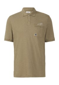 Khaki polo tričko vyrobené z textúrovanej látky s golierom na tri gombíky, krátkymi rukávmi a náprsnej vreckom so vyšívanými detailmi.