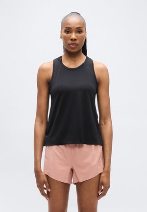 Čierny bezrukávový športový tank top s okrúhlym výstrihom, doplnený svetloružovými šortkami s jemným leskom a zaoblenými lemami.