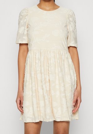 Kurzes Kleid mit puffähnlichen Ärmeln in hellbeige mit floralem Muster. Es hat ein tailliertes Oberteil und einen ausgestellten Rock. Leichter Stoff, runder Ausschnitt.